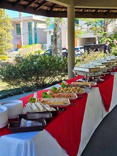 Mesa de buffet de churrasco real com rechauds quentes