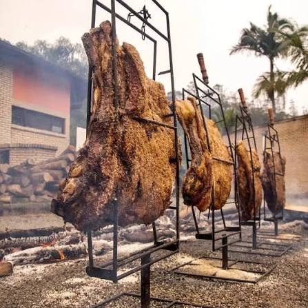 Costela de Fogo de Chão real assada no espeto
