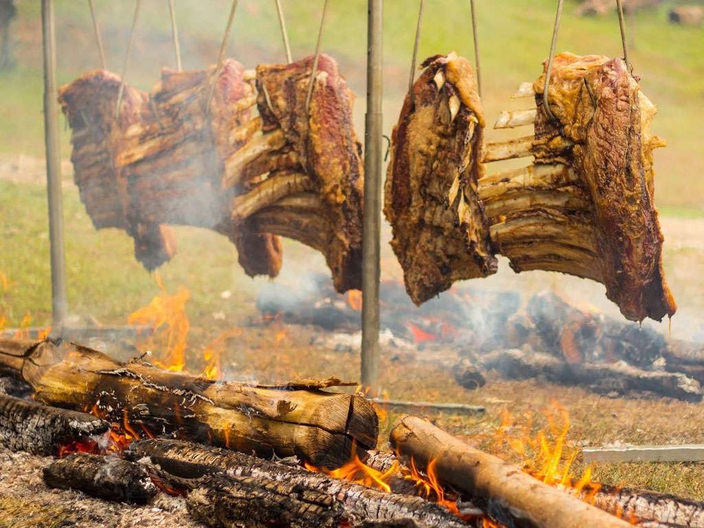 Costela de Fogo de Chão em foto real de evento ao ar livre
